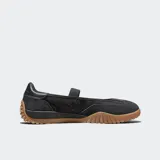 Ballerinas de estilo deportivo Converse, confeccionadas en lona negra con revestimientos de gamuza. Presentan una banda elástica en el empeine, suela de goma dentada color caramelo y el logo de la marca grabado en el lateral.