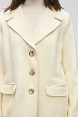 Tapado de lana color marrón con diseño de textura jaspeada, cuello con solapas, cierre frontal con botones y bolsillos laterales con solapa.