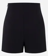 Short pollera de bengalina color negro, con diseño cruzado, pretina estructurada y cinturón integrado con hebilla metálica dorada.