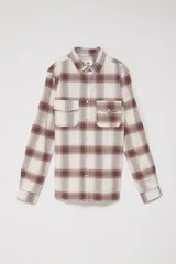 Camisa de manga larga con estampado de cuadros en tonos beige y marrón, confeccionada con cierre frontal de botones y bolsillos en el pecho.