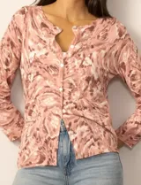 Cardigan de punto con estampado de mariposas en tonos grises y blancos. Presenta cuello redondo, cierre frontal con botones y mangas tres cuartos con puños acanalados.