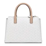 Cartera tipo satchel Guess modelo Reena, con estampado de monograma de la marca en color blanco y beige. Cuenta con doble asa superior, correa ajustable extraíble, cierre superior y dije metálico colgante con el logo de la marca.