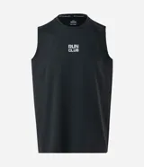 Musculosa deportiva Get Over de poliamida con tecnología dry, color gris oscuro, con cuello redondo, diseño sin mangas y estampa frontal con el texto "RUN CLUB".