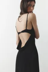 Vestido largo verde esmeralda de tirantes finos ajustables y escote fluido drapeado. Tiene forro interior y cierre trasero con gancho metálico.