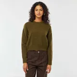 Sweater corto color verde oliva de tejido de punto suave con cuello redondo y mangas largas.