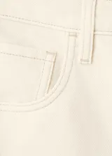 Jeans de corte holgado y tiro medio color beige claro, con diseño de pernera ancha y bolsillos clásicos.