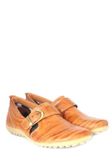 Zapato bajo de cuero negro con hebilla dorada.