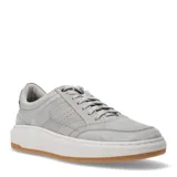 Championes urbanos Democrata modelo Guzma, color blanco con detalles en azul marino y suela de goma color caramelo. Presentan diseño acordonado con perforaciones decorativas en el lateral y refuerzo en el talón.