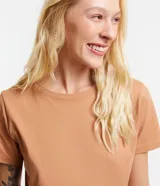 Remera básica de cuello redondo y manga corta, confeccionada en algodón peruano de alta calidad. Presenta un diseño liso y versátil, ideal para uso diario.