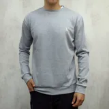 Buzo fino tipo waffle, color gris, con cuello redondo.