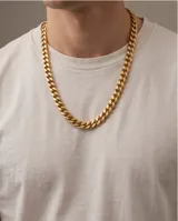 Collar de cadena gruesa estilo eslabón cubano con baño dorado.