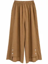 Pantalón wide leg tostado de lino, con cintura elástica fruncida, bolsillos laterales y detalle de botones en los dobladillos.