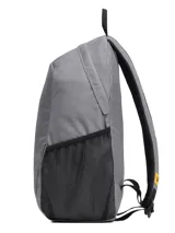 Mochila gris Caterpillar modelo Tokyo Urban Backpack, fabricada en poliéster. Cuenta con compartimento principal, bolsillos laterales de malla negra, asa superior y detalles de la marca en color amarillo y negro.