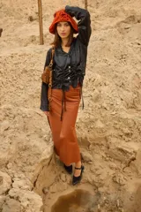 Camisa de satén color negro con acabado brillante, cuello en V, cierre frontal con botones de nácar y diseño ajustable con cordones laterales para fruncir.