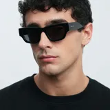 Gafas de sol negras con diseño cat eye y montura superior plana. Lentes polarizadas alemanas con protección UV400, recubrimiento anti-scratch y superhydrophobic.