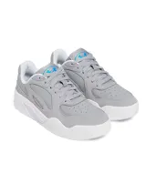 Championes Under Armour modelo Court Anatomix, color gris con detalles en blanco. Presentan una parte superior de gamuza resistente con revestimientos sintéticos, entresuela de EVA acolchada y suela de goma gruesa para mayor tracción.