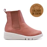 Bota corta de cuero color salmón con elásticos laterales y suela blanca con plataforma.