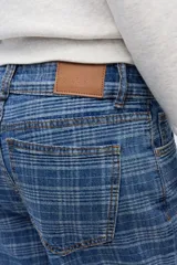 Pantalón jean wide leg con estampa a cuadros, confeccionado en 100% algodón.