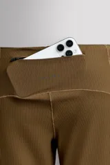 Mallas cortas de running Zara Athleticz para hombre, de color marrón, confeccionadas en tejido técnico y elástico con diseño acanalado.