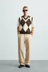 Chaleco de punto con cuello en V, diseño de rombos en marrón, beige y rosa.