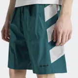 Short Adidas Adicolor Double Blocked verde oscuro con el icónico diseño de las tres franjas en blanco en el lateral, confeccionado en tejido antidesgarre de corte holgado.