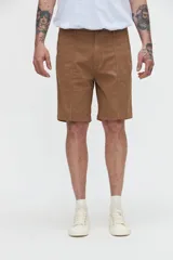 Bermuda de gabardina marrón con bolsillos laterales, cortes verticales frontales y bolsillos traseros cuadrados.