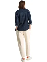 Jogger de corte regular color beige, con cintura elástica con cordón ajustable y puños elásticos en los tobillos. Presenta un pequeño logo bordado en la parte superior.
