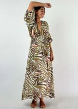 Vestido largo de algodón con estampado animal print en tonos tierra, escote en V profundo, cintura elástica y mangas tres cuartos abullonadas.