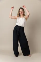 Pantalón palazzo negro de viscosa con cintura elastizada y lazo.