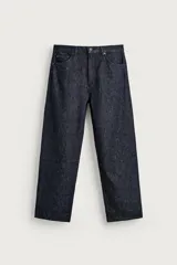 Jeans de corte recto en denim azul oscuro, con mezcla de algodón y cáñamo sin lavados. Presenta diseño de cinco bolsillos, tiro medio y cierre frontal con cremallera y botón.