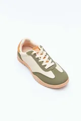 Zapatillas urbanas de diseño deportivo, combinación de color beige, verde militar y detalles en tostado, con cordones claros y suela de goma ranurada.