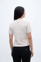 Remera de algodón a rayas horizontales blancas y negras, de corte clásico y cuello redondo.