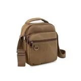Morral de tela canvas color mostaza, con correa regulable, asa de mano y cierre superior. Tiene dos bolsillos frontales con cierre, llavero exterior, bolsillos internos y un bolsillo trasero con cierre.