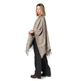 Poncho abierto de tejido de punto con diseño de cuadros grandes en tonos beige y marrón, con terminaciones de flecos en el ruedo.