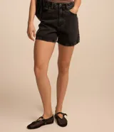 Short de jean negro con tiro alto, corte mom, bolsillos delanteros y traseros.