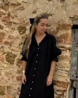 Brazalete rígido de diseño artesanal con textura irregular y acabado metálico, elaborado en bronce macizo.