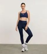 Calza legging deportiva azul marino de microfibra, con cintura ancha, bolsillos laterales y recorte en el bajo.