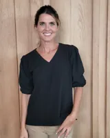 Remera negra de cuello en V con mangas cortas abullonadas y puños elásticos.