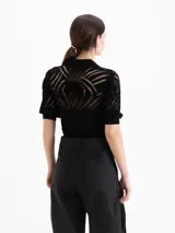 Cardigan negro tejido de textura liviana con puntos calados, escote con cuello polo, mangas cortas abullonadas y cierre frontal con botones dorados.