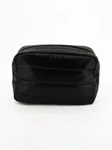 Necessaire rectangular de color negro, con diseño acolchado y cierre superior.
