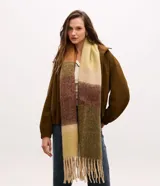 Bufanda de tejido tipo franela con diseño de bloques de color en tonos tierra y flecos en los extremos.