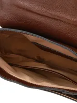 Bandolera de cuero graneado color marrón chocolate, de formato rígido y diseño con estética setentosa. Cuenta con solapa frontal con detalle de tira vertical y herraje metálico de cierre, y correa ajustable para colgar al hombro o cruzada.