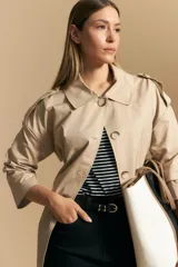 Remera de corte holgado con diseño de rayas horizontales finas en blanco y negro, cuello redondo y mangas cortas con dobladillo.