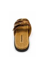 Sandalia plana con estampa animal print de leopardo, doble tira ajustable con hebillas metálicas doradas, plantilla texturada tipo yute y suela negra.