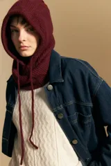 Chaleco tejido de punto con textura en relieve, de calce relajado y escote cerrado, con terminaciones acanaladas.