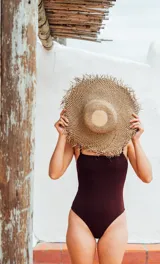 Traje de baño entero color borgoña, con breteles finos regulables y copas desmontables.