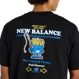 Remera de algodón color negro, de manga corta y cuello redondo, con un pequeño estampado gráfico en el pecho que representa un envase de papas fritas con el logo de New Balance.
