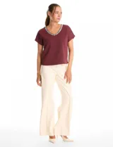 Blusa de modal color bordó con escote en V decorado con apliques de cristales, de corte recto y manga corta.
