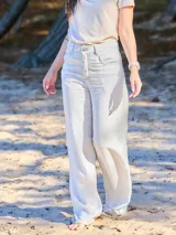 Pantalón de lino color beige, de corte ancho y tiro medio.