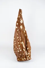 Cartera de cuero vacuno con pelo en diseño animal print similar a piel de ciervo, silueta triangular y asa integrada.